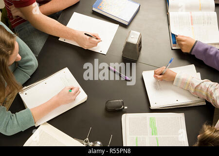 Vier Studenten, die Arbeiten in einem Klassenzimmer Stockfoto