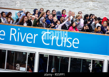 London England, Großbritannien, Themse, Kreuzfahrtboot, multiethnisch, überfüllt, asiatischer Muslim, Mann Männer, Frau, Frauen, Jungen, Kinder, Kind Stockfoto