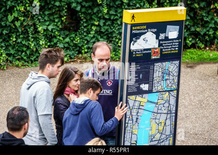 London England, Großbritannien, Bankside, lesbares London Wayfaring-Schild, auf der Straße Fußgängerkarte, Wegbeschreibungen, Mann Männer männlich, Frau weibliche Frauen, Jungen, Kinder Kind c Stockfoto