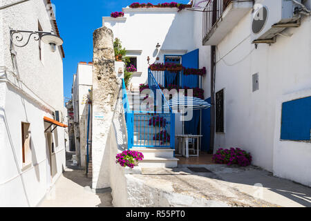 Blumendekorationen in einem typischen Haus in Peschici, einem berühmten historischen und Sea Resort Stadt in Apulien, Italien Stockfoto