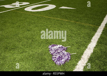 Cheerleader Pompons auf Fußballplatz Stockfoto