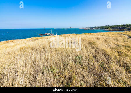 Schöne Seenlandschaft in der Nähe von Senigallia Strand, mit einem trabucco und der Stadt Vieste im Vordergrund, Apulien, Italien Stockfoto