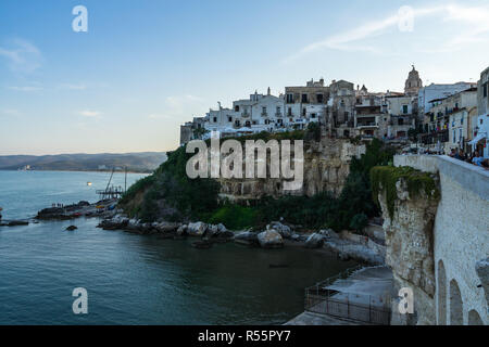 Blick auf die Altstadt bei Sonnenuntergang Vieste, Gargano, Apulien, Italien Stockfoto