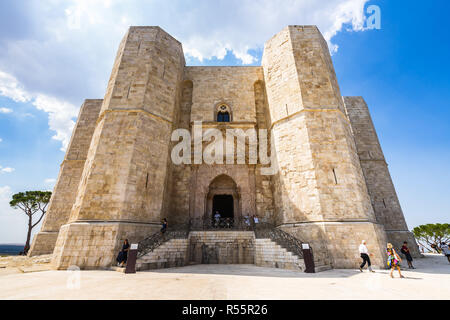 Weitwinkel mit Blick zum Haupteingang des Castel del Monte, ein UNESCO-Weltkulturerbe. Andria, Apulien, Italien Stockfoto