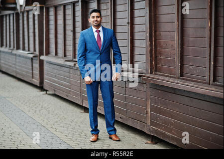 Elegante indischen modische Mann Modell auf Klage gegen Chorstühle aufgeworfen. Stockfoto