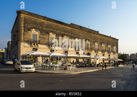 Cafès und Restaurants in Trani Waterfront. Trani, Apulien, August 2017 Stockfoto