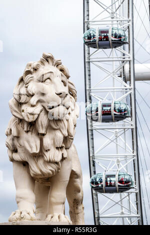 London England, Großbritannien, South Bank, Westminster Bridge, London Eye Riesenrad, Beobachtungsrad, Attraktion, Red Lion, Coade Stein Skulptur, William Fred Stockfoto