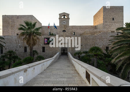 Schloss von Trani, im XIII Jahrhundert unter der Herrschaft von Friedrich II. erbaut. Trani, Apulien, Italien, August 2017 Stockfoto