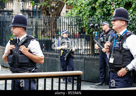Vereinigtes Königreich England London, Palace of Westminster Parlament, Sicherheitspolizisten bewaffnete Wachen Körper Kamera, kugelsichere Weste Uniform bobby helme Stockfoto