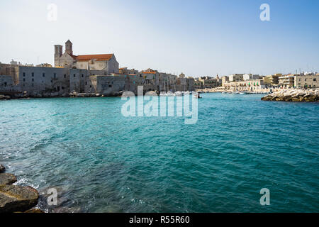 Meereslandschaft mit Vlissingen Hafen und die Altstadt mit der Kathedrale, Apulien, Italien dominiert Stockfoto