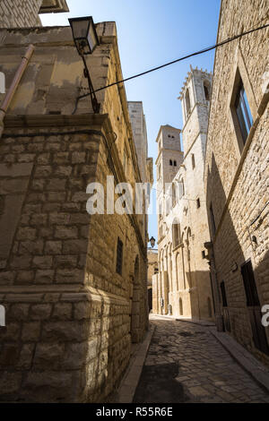 Eine enge Gasse in Giovinazzo Altstadt mit der Kathedrale auf der rechten, Apulien, Italien Stockfoto