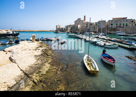 Schöne Aussicht von Giovinazzo Port mit bunten Fischerbooten, Apulien, Italien Stockfoto