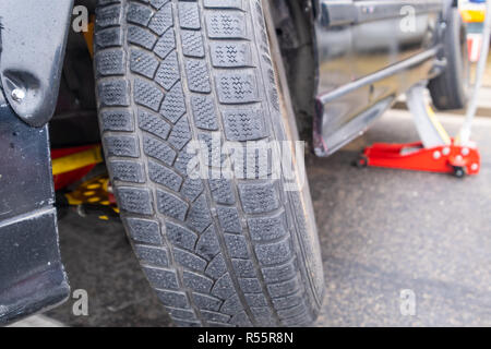 Zgierz/Polen November 24, 2018: Auto Reparatur, Rad und Auto-Buchse Stockfoto