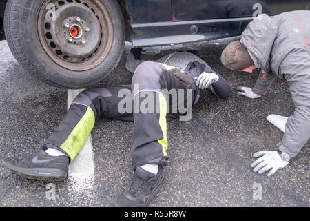 Zgierz/Polen November 24, 2018: 2 Männer Auto Reparatur während des Sports Event in Polen. Stockfoto