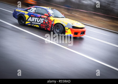 Zgierz/Polen. November 24, 2018: Sport drift Auto in Bewegung, verschwommenen Hintergrund Stockfoto