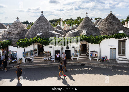 Touristische auf der Hauptstraße in Alberobello mit den typischen Trulli. Alberobello, Apulien, Italien, August 2017 Stockfoto