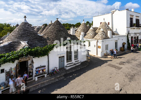 Touristische auf der Hauptstraße in Alberobello mit den typischen Trulli. Alberobello, Apulien, Italien, August 2017 Stockfoto