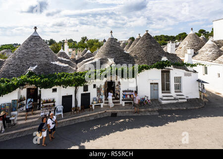 Touristische auf der Hauptstraße in Alberobello mit den typischen Trulli. Alberobello, Apulien, Italien, August 2017 Stockfoto