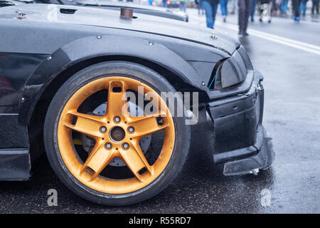 Zgierz/Polen November 24, 2018: Amateur drift Auto, Felge und Rad closeup Stockfoto