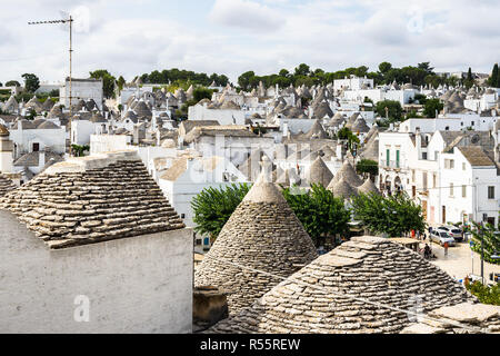 Die Trulli von Alberobello sind eines der berühmtesten Wahrzeichen in Italien und zu den wichtigsten Reiseziel der Region Apulien Stockfoto