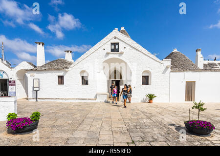 Touristische am Eingang von "Trullo Sovrano". Im Inneren gibt es ein kleines Museum, das die Neuerstellung des ländlichen Lebens. Alberobello, Apulien, Italien, August 2017 Stockfoto