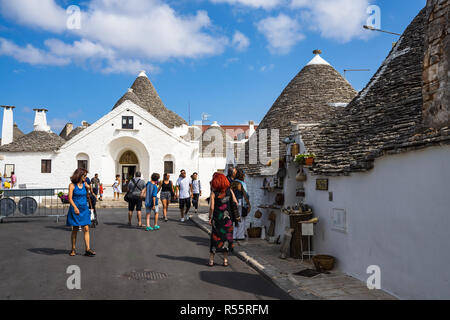 Touristische am Eingang von "Trullo Sovrano". Im Inneren gibt es ein kleines Museum, das die Neuerstellung des ländlichen Lebens. Alberobello, Apulien, Italien, August 2017 Stockfoto