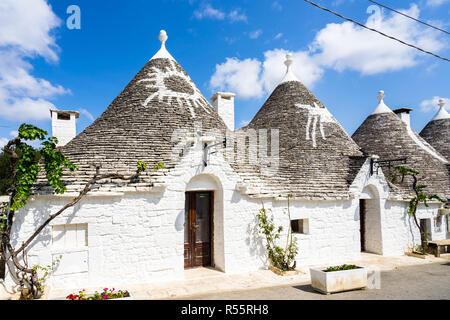 Die Trulli von Alberobello sind eines der berühmtesten Wahrzeichen in Italien und zu den wichtigsten Reiseziel der Region Apulien Stockfoto