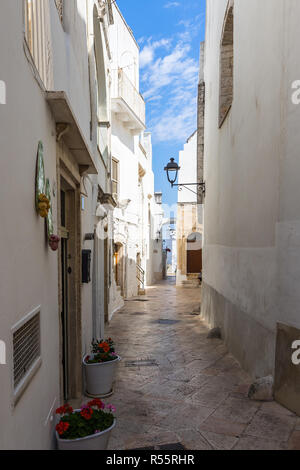 Eine malerische Gasse im Zentrum von Locortondo, Apulien, Italien Stockfoto