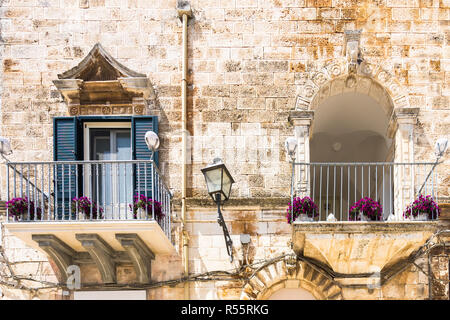 Lampe und Balkons mit Blumen in Cisternino, Apulien, Italien eingerichtet Stockfoto