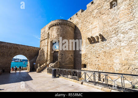 Schloss von Monopoli, die im 16. Jahrhundert von Carlo V. Ostuni, Apulien, Italien, August 2017 gebaut Stockfoto