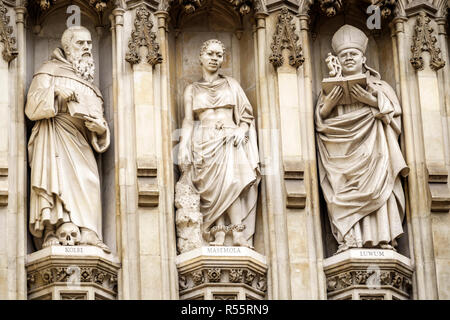 London England, Großbritannien, Westminster Abbey, Gotische Kirche, protestantisch, außen, große Westtür, Statue, moderne Märtyrer, St. Maximilian Kolbe, Manche Masemola, Stockfoto