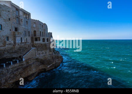 Polignano a Mare ist eine berühmte Stadt auf felsigen Klippen mit Blick auf die Adria, Apulien, Italien Stockfoto