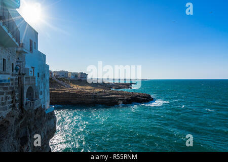 Polignano a Mare ist eine berühmte Stadt auf felsigen Klippen mit Blick auf die Adria, Apulien, Italien Stockfoto