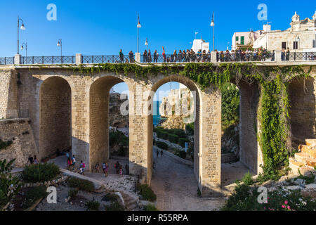 Brücke über den berühmten Lama Monachile Strand. Polignano a Mare, Apulien, Italien, August 2017 Stockfoto