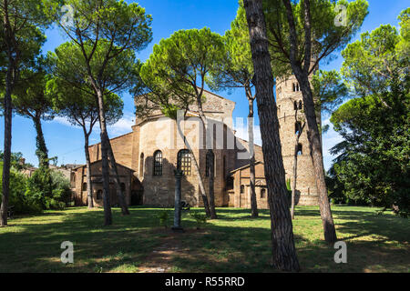 Rückansicht Blickrichtung auf die Basilika von Sant'Apollinare in Classe, ein wichtiger Standort für Byzantinische Kunst in der Nähe von Ravenna, Emilia Romagna, Italien Stockfoto