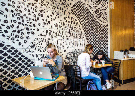 London England, Großbritannien, Großbritannien, Großbritannien, Westminster, Starbucks Coffee, Café, Kaffeehaus, Inneneinrichtung, Tische, Erwachsene Erwachsene Erwachsene Frau Frauen weiblich la Stockfoto