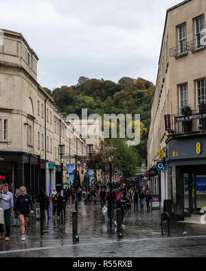 Badewanne, Großbritannien, 13. Oktober 2018: Ein Blick auf die Geschäfte und Kunden entlang Southgate Straße Stockfoto