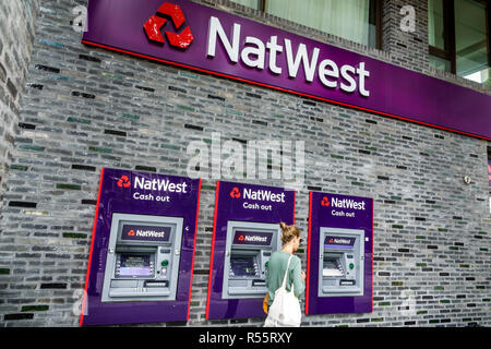 London England, Großbritannien, Westminster, National Westminster Bank, NatWest, Privatkundenbank, Finanzinstitut, automatischer Geldautomat, Geldautomat, Frau weibliche Frauen Stockfoto