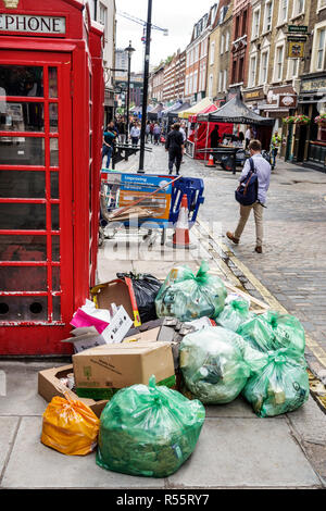 London England, Großbritannien, Großbritannien Großbritannien, Westminster, Strutton Ground Market, Straßenmarkt, Stadtmüll, Müll, Plastiktüten, roter Telefonkasten kio Stockfoto