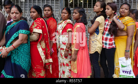 Auf einem Hindu Urlaub sind die Frauen Schlange Mumbadevi Tempel in Mumbai, Indien eingeben Stockfoto