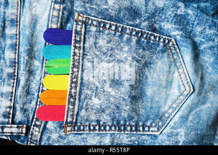 Wooden sticks innerhalb einer denim Poket Stockfoto