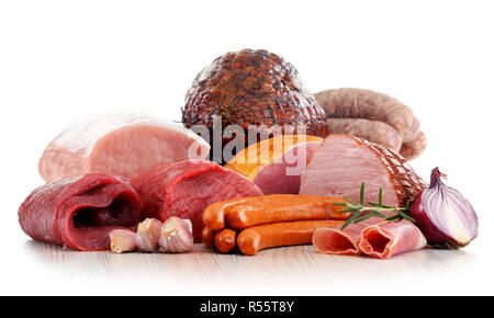 Fleischerzeugnisse mit Schinken und Würstchen isoliert auf weißem Stockfoto