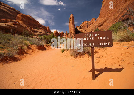 Ein Zeichen in der Wüste lautet: Vorsicht primitive Trail, schwierig, Wandern. Stockfoto