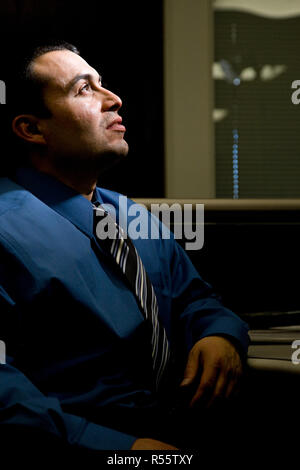 Mann im dunklen Büro Stockfoto