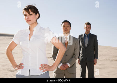 Geschäftsleute in Wüste Stockfoto