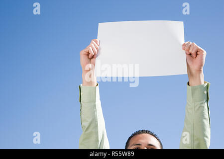 Man Betrieb Stück Papier Stockfoto