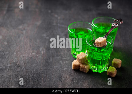 Gläser Grün alkoholisches Getränk Absinth mit braunem Zucker Stockfoto