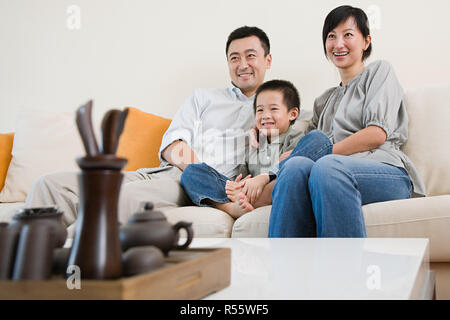 Familie vor dem Fernseher Stockfoto