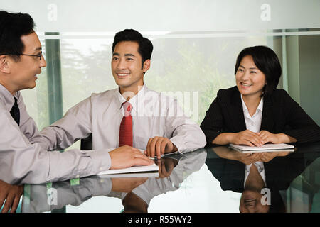 Drei chinesische Geschäftsleute in einer Besprechung Stockfoto