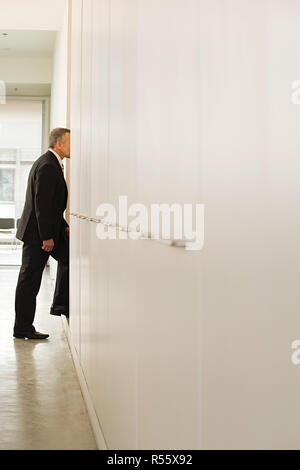 Reife Geschäftsmann in einem Korridor Stockfoto